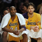 Los jugadores de los Ángeles Lakers, Pau Gasol y Kobe Bryant, descansan durante los últimos momentos de su encuentro con los Portland Trail Blazers.