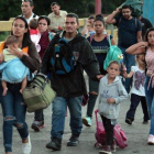 Una familia de inmigrantes venezolana pasa hacia Colombia  por el Puente Internacional Simon Bolivar.
