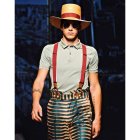 Un modelo luce una creación de la firma Stella Jean durante la feria Pitti Uomo en Florencia.