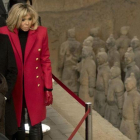 Macron y su esposa, Brigitte, visitan el museo de los guerreros de Xian.