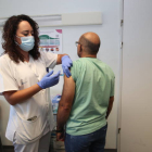 Un hombre recibe una vacuna contra la gripe. L. DE LA MATA
