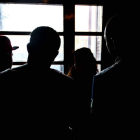 Tres jóvenes dominicanos narran su nueva vida de okupas en el portal del edificio. RAMIRO