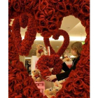 Varias motivos florales en forma de corazón.