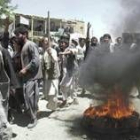 Decenas de afganos protestan a las afueras de la base de Estados Unidos