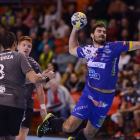Con tres goles anotados, Simonet fue uno de los jugadores más destacados en el ataque de un Abanca Ademar que venció a uno de sus rivales directos. OVIDIO PÉREZ