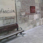 Imagen de algunas de las pintadas que aparecieron ayer en la iglesia de Santa Marina
