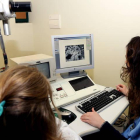 Trabajos de investigación en uno de los laboratorios de la Universidad de León.