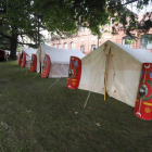 Campamento romano en el jardín del Cid; a la derecha, la Legio VII con muñecos Playmobil. RAMIRO / FERNANDO OTERO PERANDONES