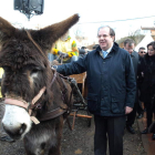 El presidente de la Junta, Juan Vicente Herrera, no dudó hace dos años en acercarse al burro Peregrino, muy popular en la feria.