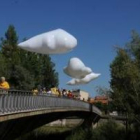 Las tres nubes acompañadas de peregrinos y caminantes a su paso por Puente Castro.