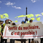 Fotografía de archivo tomada el 25 de junio de 2011 que muestra a activistas de Campaña Internacional para Abolición Armas Nucleares (ICAN) durante una protesta en Place de Droits de L'Homme en París.