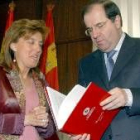 Juan Vicente Herrera hojea la memoria del Consejo Consultivo junto a María José Salgueiro