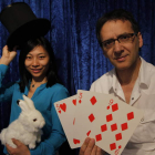 Huang Zheng y Juan Mayoral con los elementos típicos en los números de magia.