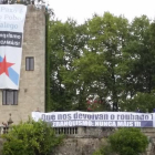 Pancartas desplegadas por militantes del BNG y Galiza Nova en el Pazo de Meirás para reclamar su devolución
