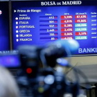 Un monitor de la Bolsa de Madrid, poco antes del cierre de la sesión de este viernes.