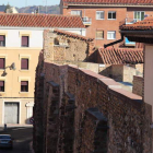 Parte del nuevo tramo paseable de la muralla de León sobre la calle Carreras, con un detalle ampliado. RAMIRO