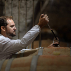 Alberto Martín, técnico de la Estación Enológica de Castilla y León, ubicada en Rueda, analiza la evolución de uno de los vinos. ITACYL