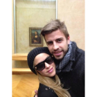 Gerard Piqué y Shakira en frente de la Gioconda en el museo Louvre de París.