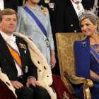 La reina Máxima mira al rey Guillermo, durante la ceremonia de investidura.