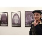 El artista Santiago Serra junto a su obra ‘Presos políticos en la España contemporánea’, que fue descolgada de la feria Arco. BALLESTEROS