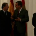 Herrera escucha a Zapatero, el pasado lunes en el Bayo, en presencia del alcalde de Cubillos