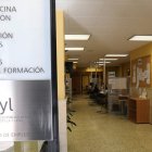 Acceso a las dependencias actuales del Ecyl, en el paseo de San Antonio de Ponferrada. L. DE LA MATA