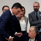 El presidente Sánchez saluda al secretario general de UGT, Pepe Álvarez, ayer en La Moncloa. BALLESTEROS