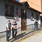 El pedáneo de Tremor y el alcalde de Igüeña, frente al consultorio médico.