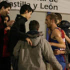 Amigos y compañeros felicitan al gordonés tras su éxito.