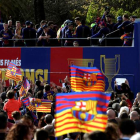 El autobús con los jugadores del Barça durante la rúa de celebración de su doblete. ALBERTO ESTÉVEZ