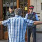 Guardias civiles y mossos en la Conselleria dEconomia, el 20 de septiembre.