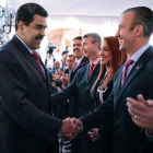El presidente venezolado, Nicolás Maduro, saluda a su nuevo vicepresidente, Tareck El Aissami.