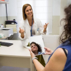 La doctora Natàlia Ridao, en una sesión para recuperar movilidad en el Hospital Taulí de Sabadell.