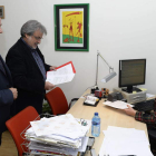Alejandro Valderas y José María González presentan la enmienda en el Registro de las Cortes.
