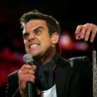 El peculiar cantante Robbie Williams durante uno de sus conciertos