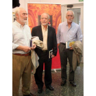 Los escritores Juan Pedro Aparicio, José María Merino y Luis Mateo Díaz