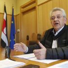 El alcalde, José Miguel Nieto, explica el proyecto.