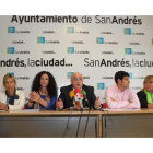 Gregorio Chamorro (en el centro) acompañado por sus concejales en la rueda de prensa.