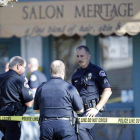 Agentes de policía montan guardia a las puertas de la peluquería Salon Meritage, el miércoles, en Seal Beach (California).