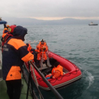Los equipos de rescate buscan cadáveres del avión ruso siniestrado en el mar Negro.