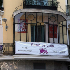 Exterior de la Casa de León en Madrid, en la calle Pez, con una pancarta alusiva al Reino de León. RAQUEL P. VIECO