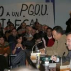 Saavedra (con bigote) habla mientras Zapico, Peláez y Regueiro sostienen una pancarta contra el PGOU