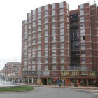 Los hechos ocurrieron en este inmueble de la avenida del Ferrocarril de Ponferrada.