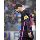 Messi, bajo la lluvia, abandona el terreno de juego tras la derrota frente al Deportivo. CABALAR