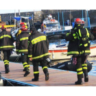 Los bomberos trabajan en las tareas de recuperación en el crucero "Costa Concordia".
