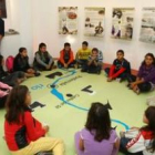 El alcalde y la edil de Medio Ambiente contemplan las actividades de un grupo de escolares de La Pla