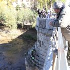 Los operarios se descolgaron con escalas para poder limpiar los pilares del puente.