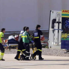 Un momento del traslado al hospital del presunto autor del doble crimen de El Salobral.