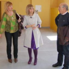 Concepción Rodríguez, Mª Eugenia Gancedo y Manuel Rubial durante la visita al centro de mayores de T