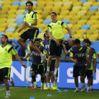 Javi Martínez y Fernando Torres, ayer en el entrenamiento de la selección en Maracaná.